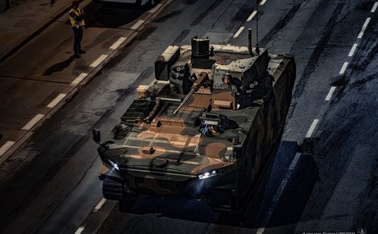 BWP Borsuk w trakcie nocnej próby przed defiladą z okazji Święta Wojska Polskiego.