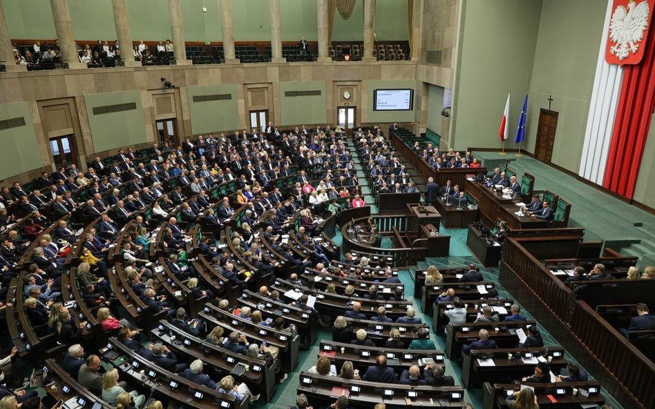 Posłowie na sali obrad Sejmu