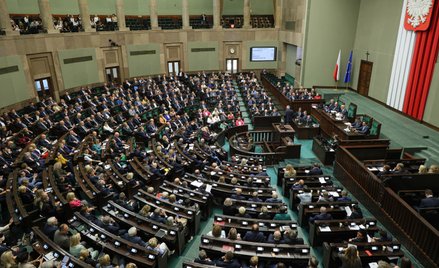 Nowy podatek dla koncernów paliwowych. Rząd chce sfinansować program „Ceny Paliwa Niżej”