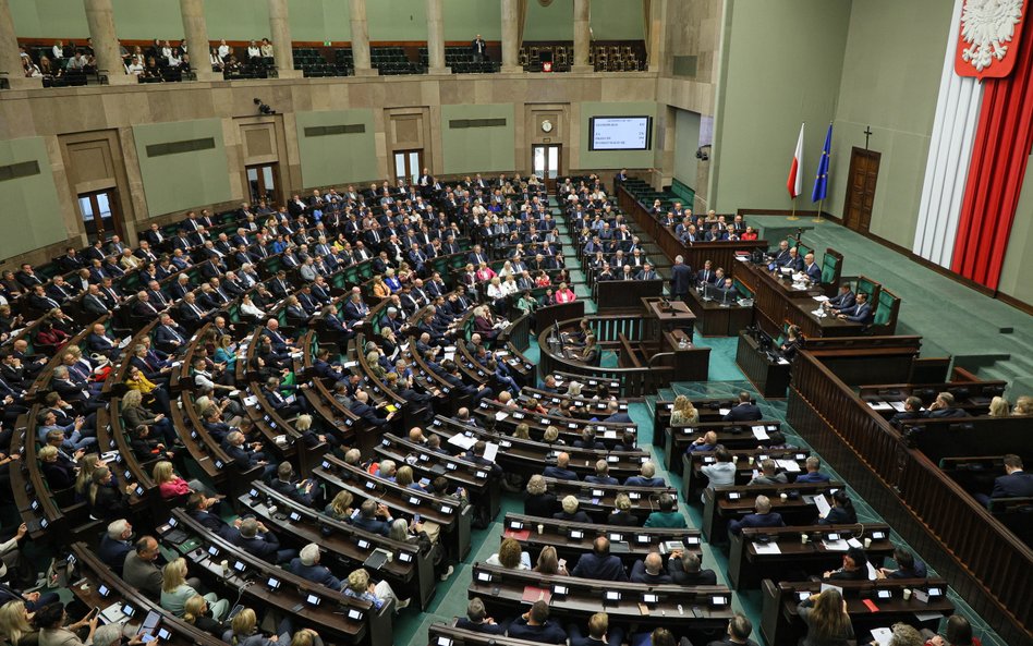 Nowy podatek dla koncernów paliwowych. Rząd chce sfinansować program „Ceny Paliwa Niżej”