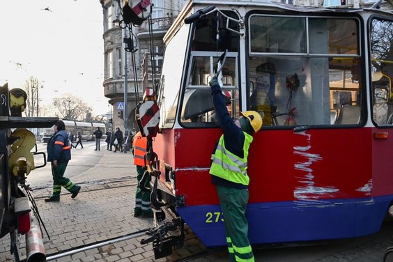 Służby na miejscu wypadku tramwaju w Bydgoszczy