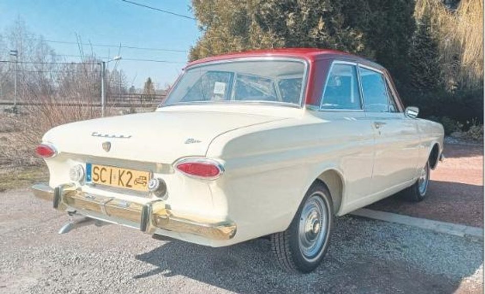 Kompleksowa renowacja i garażowanie w odpowiednich warunkach służą tej stylowej limuzynie.