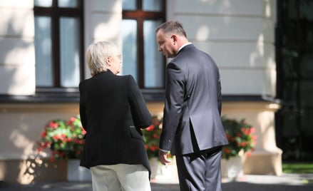 Prezydent RP Andrzej Duda (P) i prezes TK Julia Przyłębska (L) zwiedzają wystawę „Profesor Lech Kacz