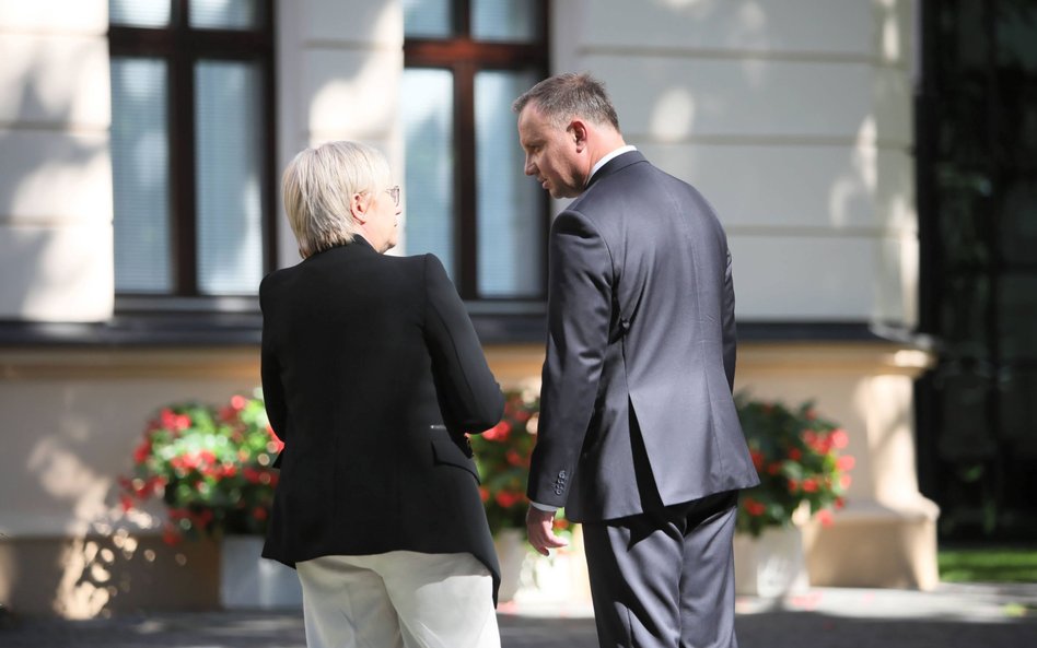 Prezydent RP Andrzej Duda (P) i prezes TK Julia Przyłębska (L) zwiedzają wystawę „Profesor Lech Kacz