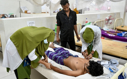 Chorzy na dengę wypełniają szpitale w Bangladeszu