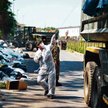 Wojskowi sprzątają ulice w Quarto, osiedlu na obrzeżach Neapolu