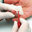 Kolejki wydłużają się m.in. u diabetologów. Na zdjęciu mierzenie poziomu cukru we krwi