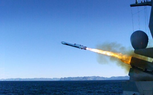 Odpalenie pocisku kierowanego NSM z pokładu okrętu.