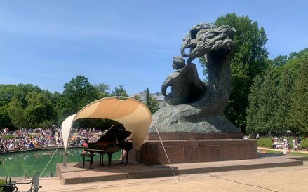 Instrument czekał na młodych muzyków pod specjalnym parasolem chroniącym przed promieniami słońca