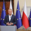 Premier Donald Tusk (L) oraz minister finansów Andrzej Domański (P) podczas konferencji prasowej w K