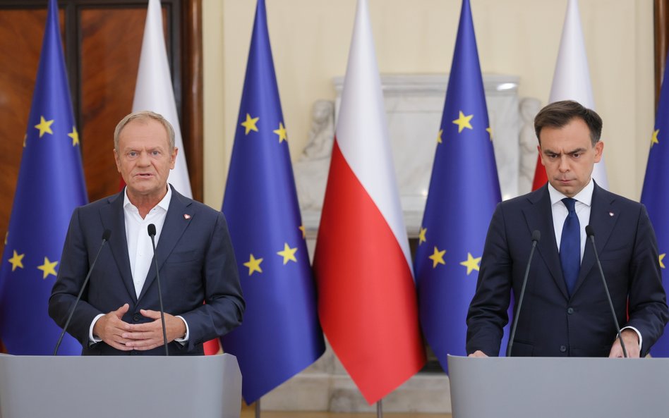 Premier Donald Tusk (L) oraz minister finansów Andrzej Domański (P) podczas konferencji prasowej w K