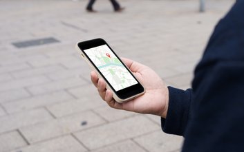 Aplikacja 19115 nie ma własnych map, lecz posługuje się mapami Google