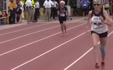 101-letnia Julia Hawkins przebiegła 100 metrów w 40 sekund
