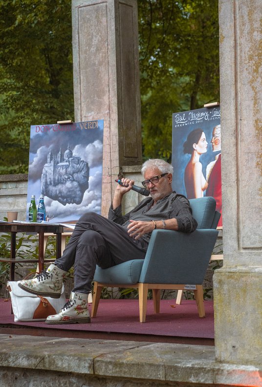 Rafał Olbiński podczas spotkania z uczestnikami festiwalu w Domanicach.