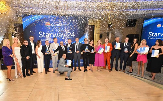 Statuetki i dyplomy wręczył dyrektor operacyjny Coral Travel Poland Kaan Ergün