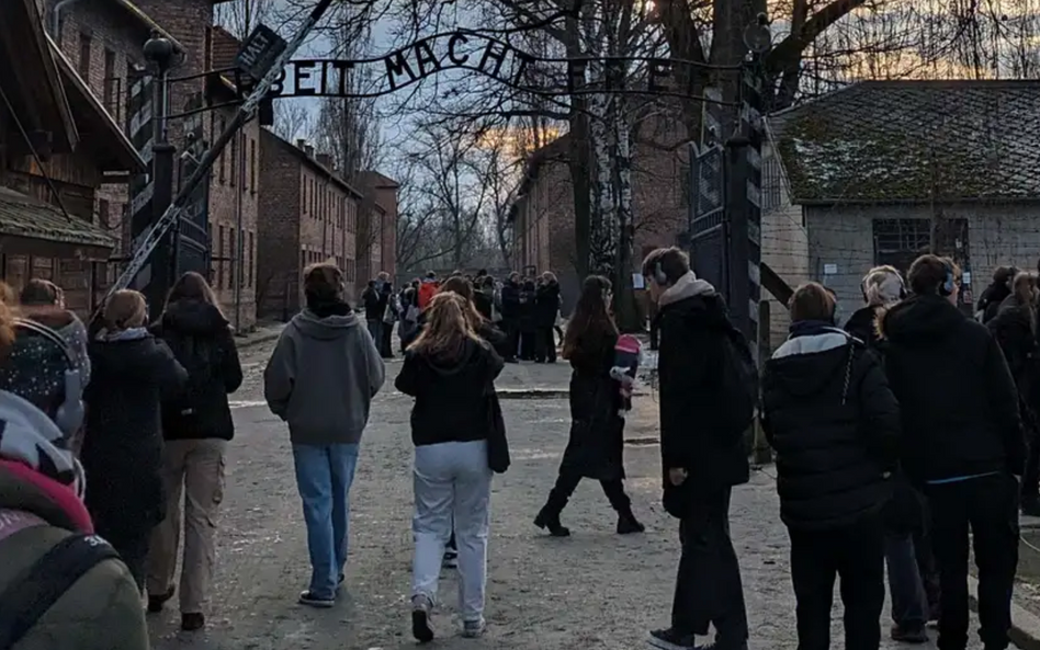 Uczniowie z niemieckiego Kerpen odwiedzają były niemiecki nazistowski obóz koncentracyjny i zagłady 