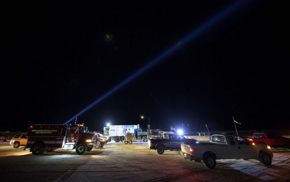 Obserwowanie wracającej na ziemię kapsuły ułatwiało światło szperacza