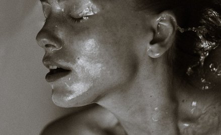 Kobiece ciało w naturze