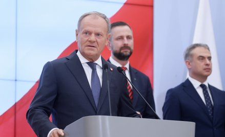 Premier Donald Tusk (L), wicepremier, minister obrony Władysław Kosiniak-Kamysz i wicepremier, minis