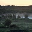Z pasa łęgów między wsią a lasem unoszą się opary w kształcie dziwożony