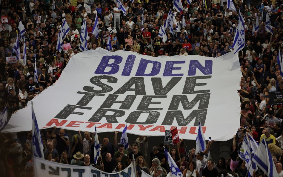 Protest w Tel Awiwie. Demonstranci niosą banner z hasłem "Bidenie, uratuj ich przed Netanjahu"