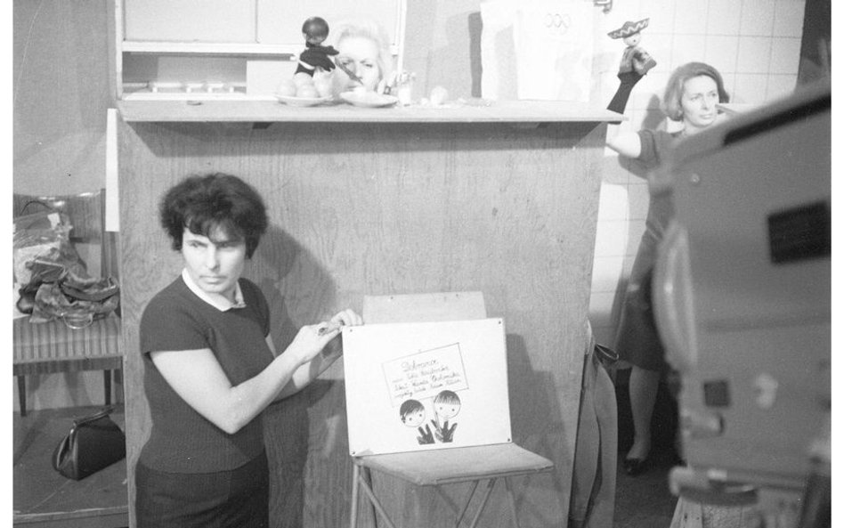 Warszawa 1968r. Studio telewizyjne podczas emisji dobranocki dla dzieci "Jacek i Agatka". Z prawej s