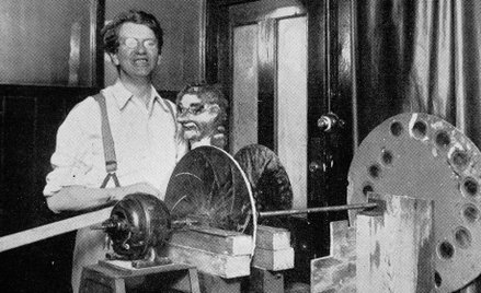 Szkockiego inżyniera Johna Logiego Bairda (1888–1946) uznaje się za wynalazcę pierwszego systemu tel