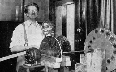 Szkockiego inżyniera Johna Logiego Bairda (1888–1946) uznaje się za wynalazcę pierwszego systemu tel