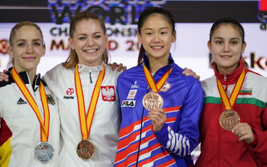 Sylwia Banaszczyk (druga z lewej) ze złotym medalem mistrzostw świata w karate.