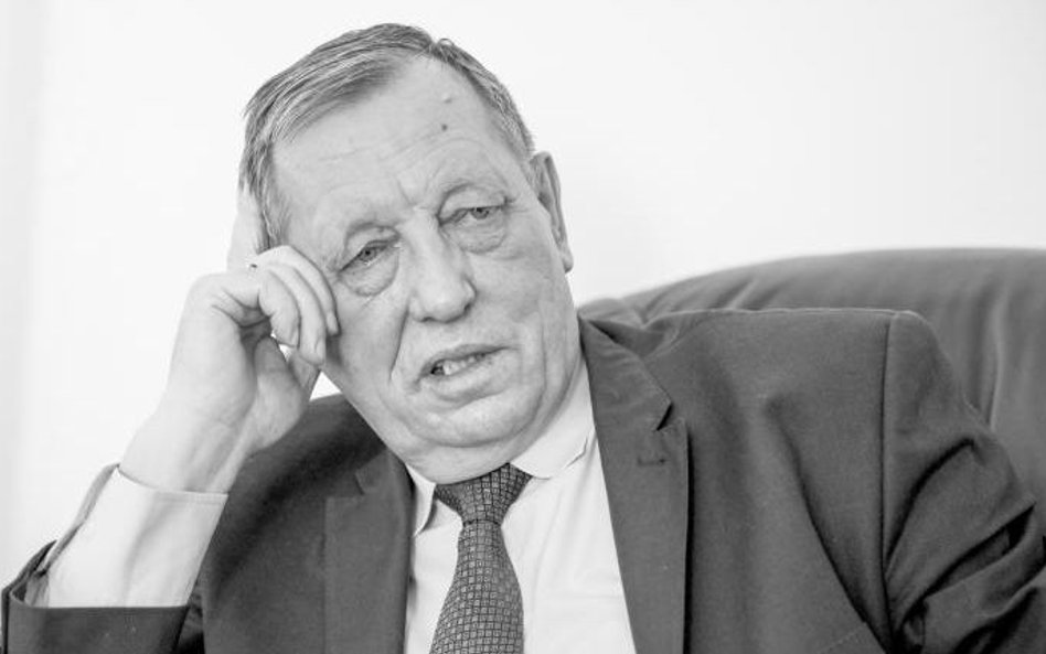 Leśnik, nauczyciel akademicki, poseł od czterech kadencji, minister środowiska w rządach Jerzego Buz