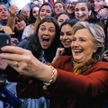Ile prawdy w zdjęciu zrobionym smartfonem? Hillary Clinton wydaje się szczęśliwa, pozując ze swymi z