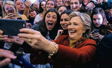 Ile prawdy w zdjęciu zrobionym smartfonem? Hillary Clinton wydaje się szczęśliwa, pozując ze swymi z