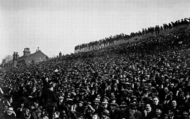 White Hart Lane podczas meczu Tottenhamu z Cardiff w roku 1922. Na trybunach znalazło się wtedy 50 t