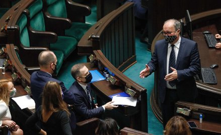 Włodzimierz Czarzasty (z prawej) w rozmowie z posłami klubu KO
