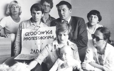 Gdańsk, czerwiec 1978 r. Działacze i sympatycy Wolnych Związków Zawodowych Wybrzeża protestujący prz