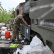 Żołnierz z Ukrainy przy zniszczonym rosyjskim sprzęcie