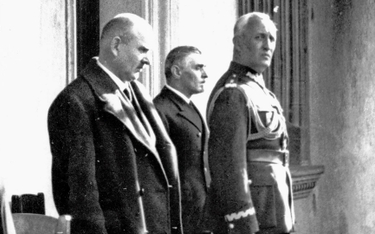 Gen. Orlicz-Dreszer (pierwszy z prawej) widział pokłady nędzy, zwłaszcza na wsi. Uważał, że ludzie n