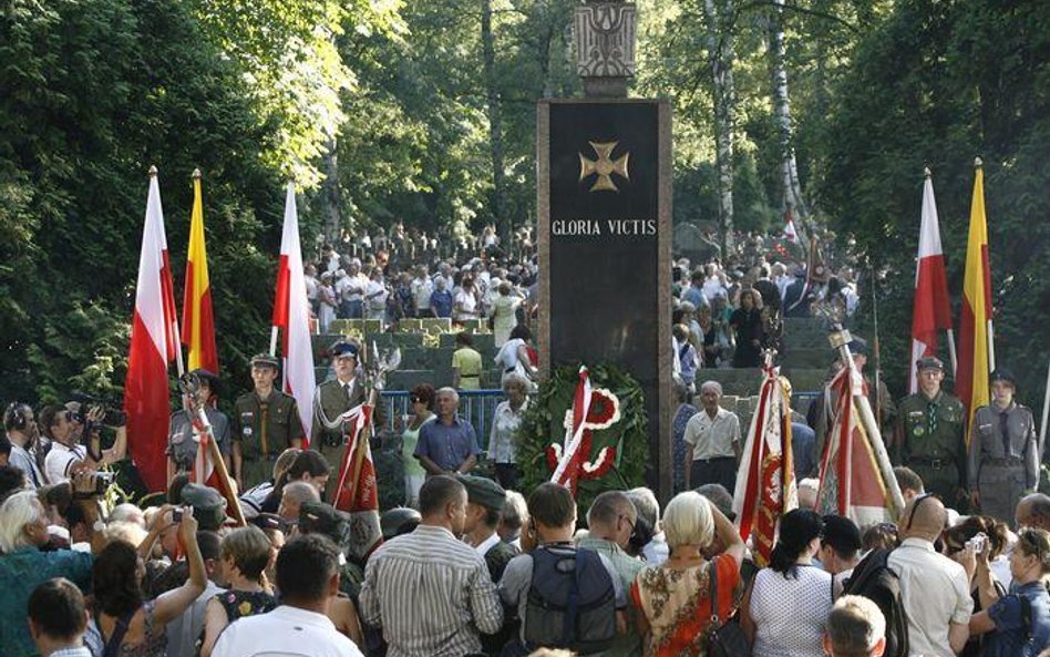 Godzina "W" uczczona przy pomniku Gloria Victis na Powązkach