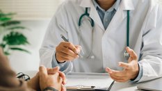 Co dziesiąty lekarz pełniący funkcję radnego w Polsce zarobił w 2025 r. ponad milion złotych – wynik
