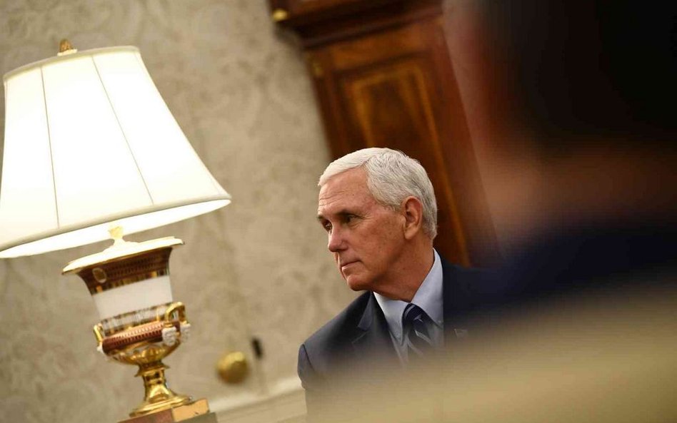 Mike Pence unika kontaktów z Trumpem. Przez wirusa