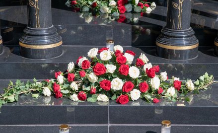 Firmowe wydatki na wieńce pogrzebowe a VAT