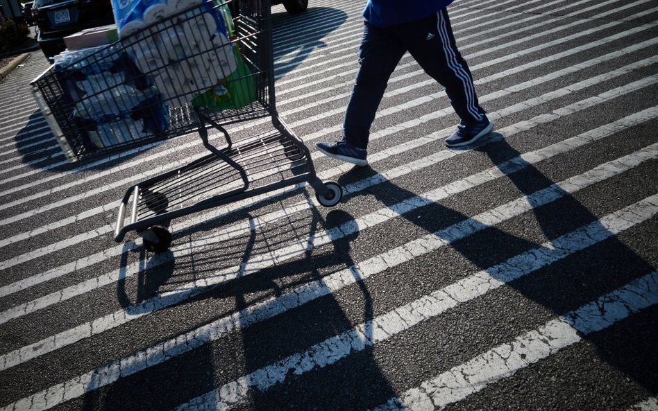 Skończyły się już pandemiczne oszczędności Amerykanów. Spadnie konsumpcja?