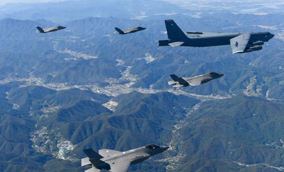 Amerykański bombowiec strategiczny B-52 w eskorcie myśliwców