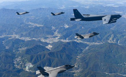 Amerykański bombowiec strategiczny B-52 w eskorcie myśliwców