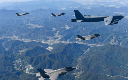 Amerykański bombowiec strategiczny B-52 w eskorcie myśliwców