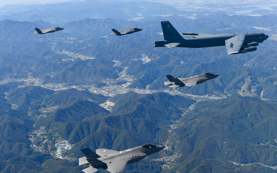 Amerykański bombowiec strategiczny B-52 w eskorcie myśliwców