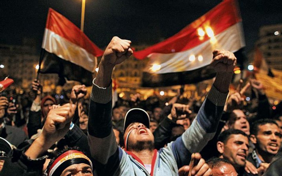 „Jaskot!” („Sczeźnij!”) skandowały tysiące manifestantów na placu Tahrir na wiadomość, że prezydent 