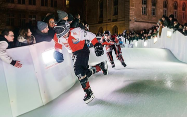 W Red Bull Crashed Ice zawodnicy ścigają się czwórkami na lodowych torach pełnych przeszkód o długoś