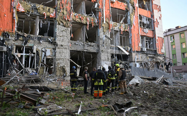 Skutki jednego z rosyjskich ataków na budynki mieszkalne w Charkowie