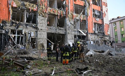 Skutki jednego z rosyjskich ataków na budynki mieszkalne w Charkowie